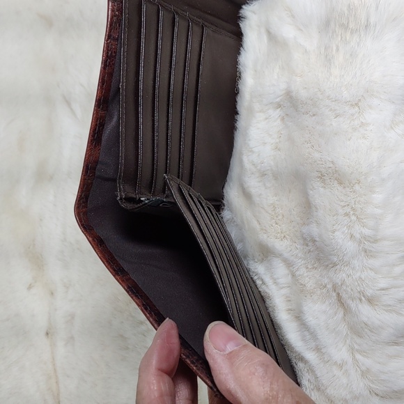 Capezio Croc Embossed Leather Wallet - Picture 6 of 6